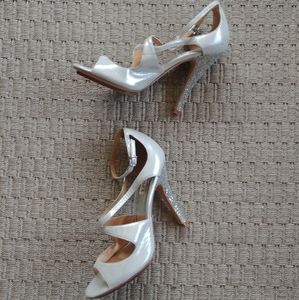 New Badgley Mischka Sexy Silver Stunner Heels 10